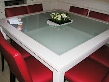 Mesa laqueada con tapa de vidrio