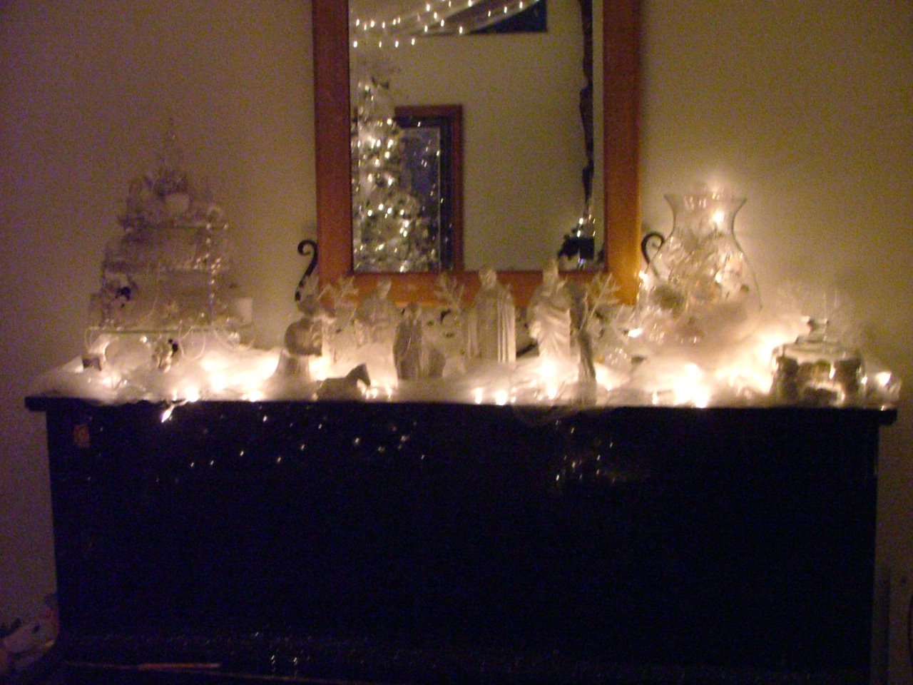 [Piano+at+night..JPG]