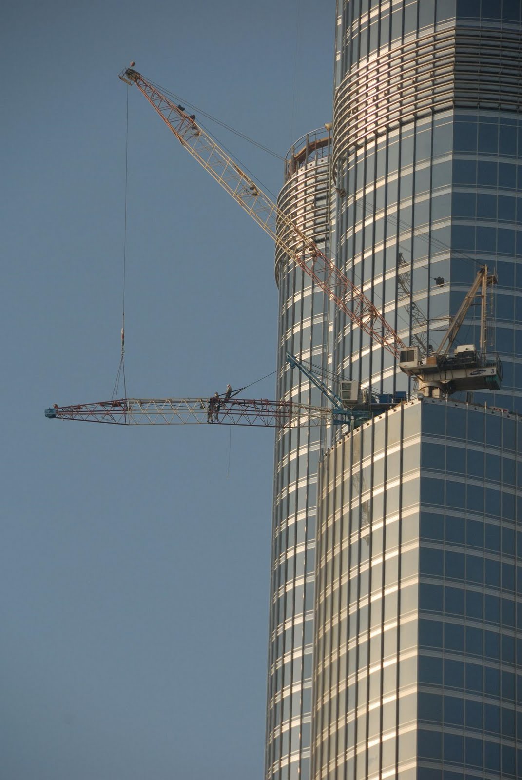 [Burj+Dubai+high-altitude+cranes+1.JPG]