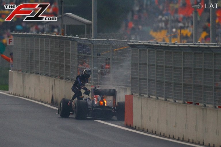 [Imagen: Vettel+rompe+el+auto.jpg]