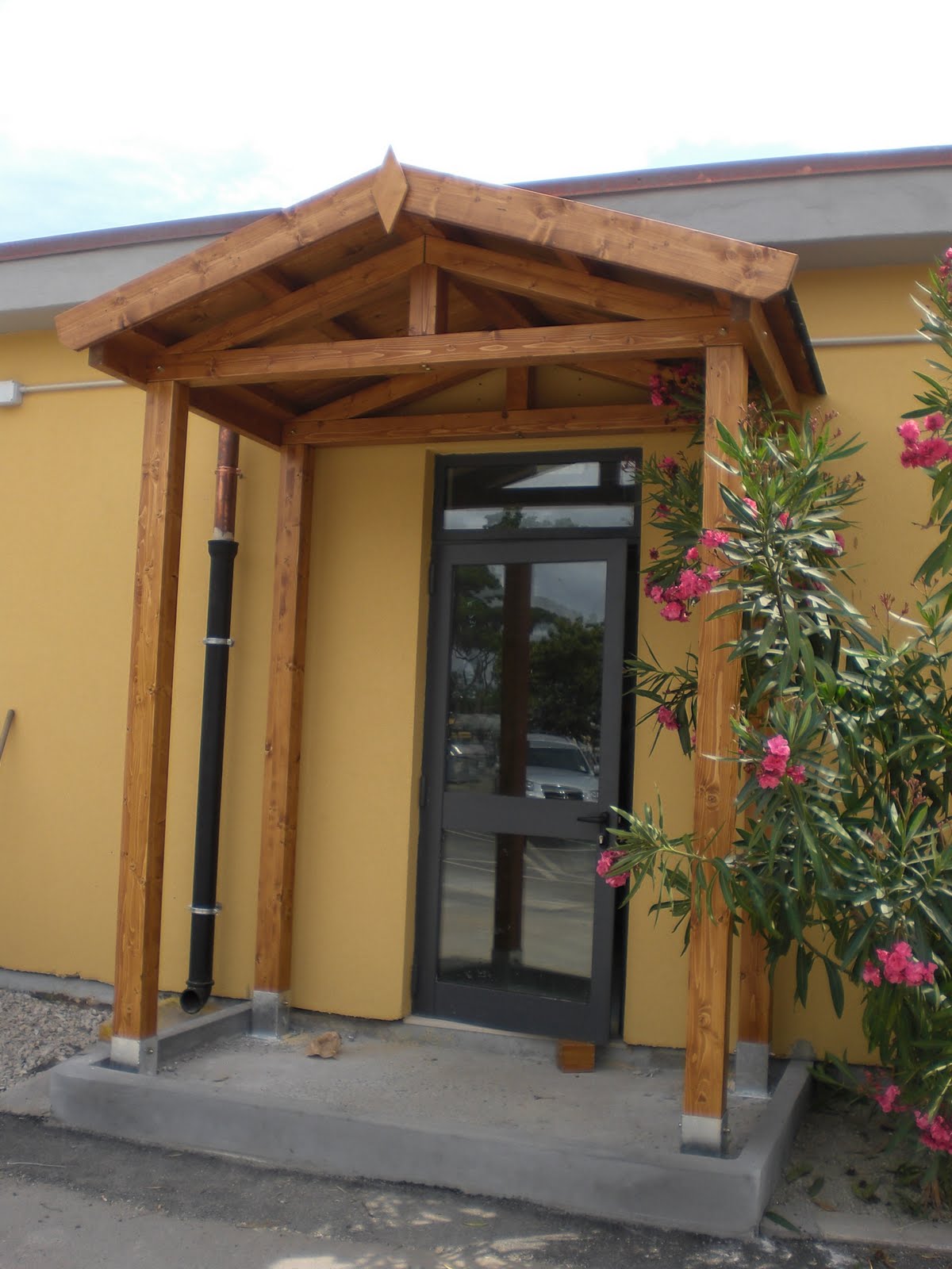 Montagnani Paolo S R L Strutture In Legno Tettoia Per Ingresso