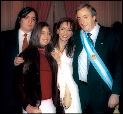 nestor kirchner recibe el baston de mando en 2003