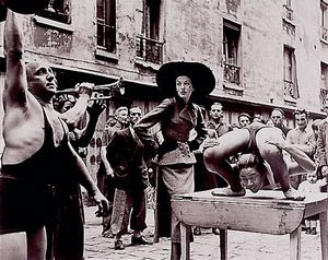 Elise Daniels con artistas callejeros en Le Marais, Paris (Foto de Richard Avedon)