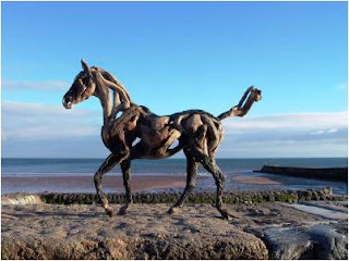 Cavalo de madeira nas rochas Cavalo de madeira nas rochas
