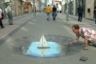 Desenho barco à vela - Desenhos tridimensionais na calçada - Giz - Julian Beever Desenho barco à vela - Desenhos tridimensionais na calçada - Giz - Julian Beever