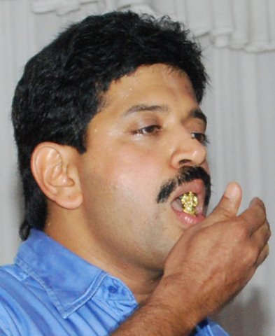 [Muthukad+against+conmen+2.jpg]