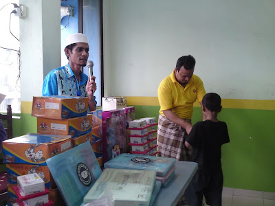 lawatan kerumah anak yatim pelarian rohingya Penyampaian+hadiah+2