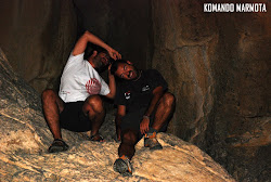 Haciendo el mono en la Cueva del Ibon (Valle del Roncal)