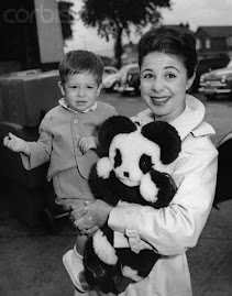 AQUI JUNTO A SU HIJO DAVID EN EL AEROPUERTO DE LONDRES EN 1961