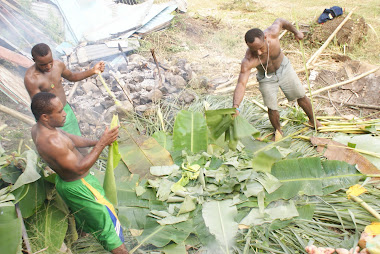 ANAK2 SEDANG MASUKAN DAUN PISANG DI KOLAM