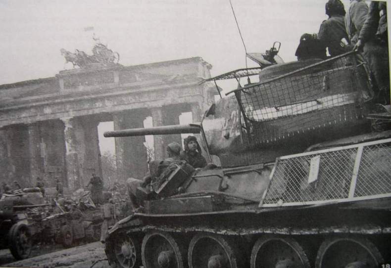 BERLIN. 1945 T-34+71