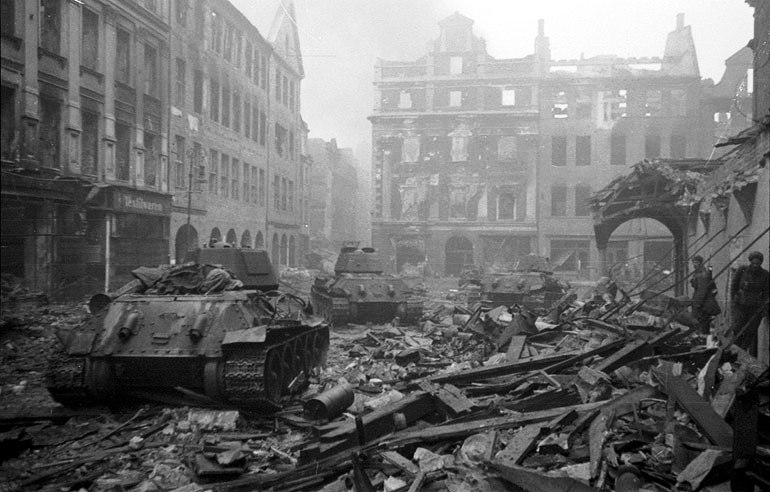 BERLIN. 1945 T-34+69