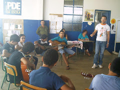 Apresentação do grupo  de alunos que estudam violão para a comunidade