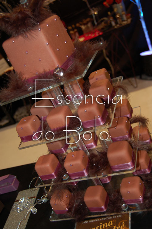 [cupcakes-castanhos-e-rosa1.jpg]
