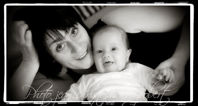 PORTRAIT DE BEBE EN NOIR ET BLANC