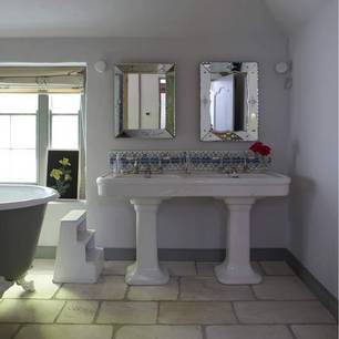 [13+bathroom2_e_12b1081677c861aba22119b0d82ed5f2.jpg]