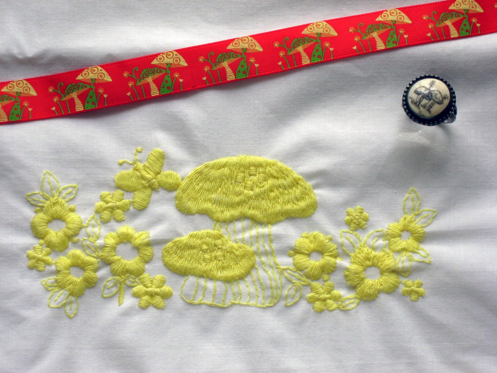 [mushroom+pillowcase_003.JPG]