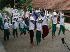 SANTRI MADRASAH SURALAYA SAAT MASUK RUANG KELAS BARU