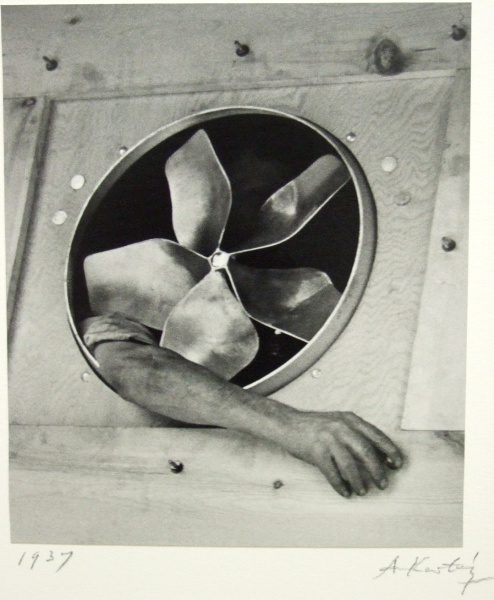 http://4.bp.blogspot.com/_MqNZMne2xXI/TEBbIhj78OI/AAAAAAAABaQ/AxoyCqiD9ts/s1600/Andre+Kertesz%5BPhotographs+5+Fan%5D.JPG.jpeg