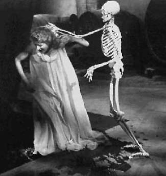 [house-on-haunted-hill-skeleton-attack.jpg]