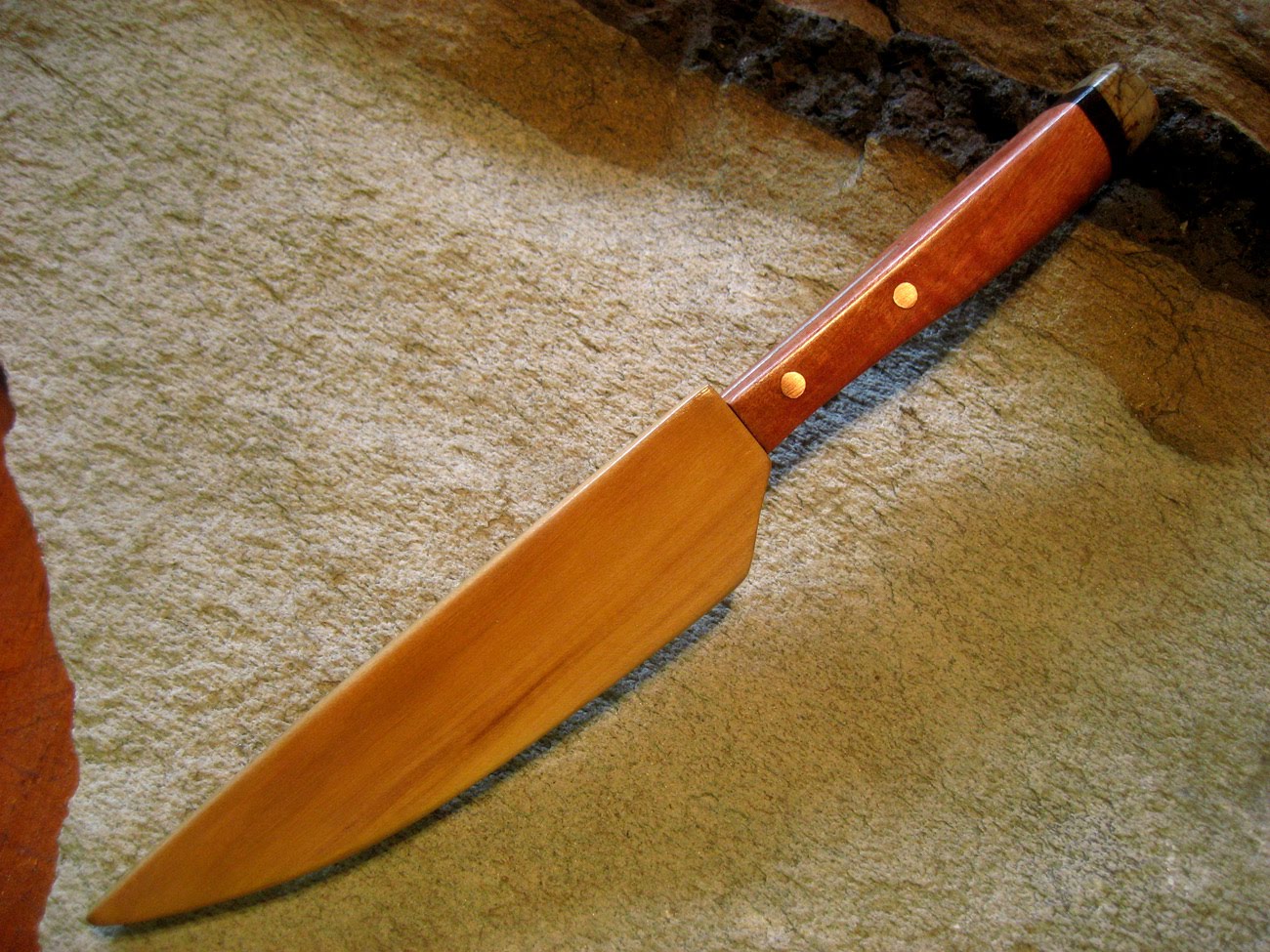 Golpea el hierro mientras esté caliente: Cuchillo con funda de madera