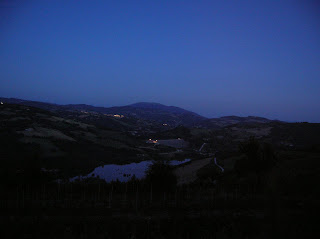 Biscina. Panorama notturno sul lago artificiale di Valfabrica
