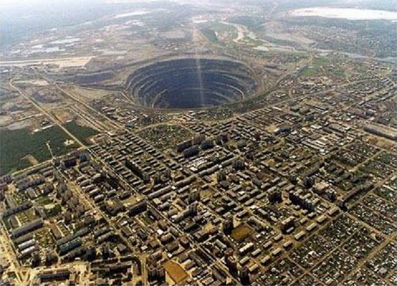 Mirny+Diamond+Mine+01.jpg