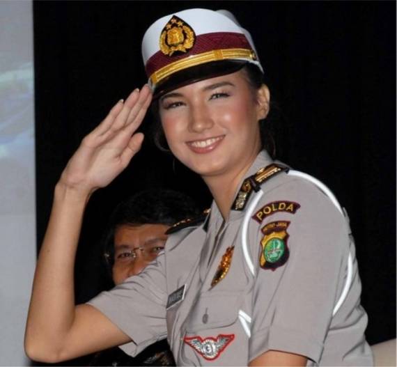 Những nữ cảnh sát dũng cảm xinh đẹp của các nước World%27s+Most+Bravest+Uniformed+Ladies+19