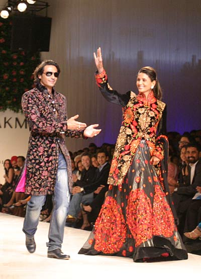 Arjun Rampal Mehr Jessia Lakme Fashion Week Mai Mumbai Rohit Bal