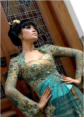 namun apa pun bentuk modelnya kebaya tradisional atau modern satu