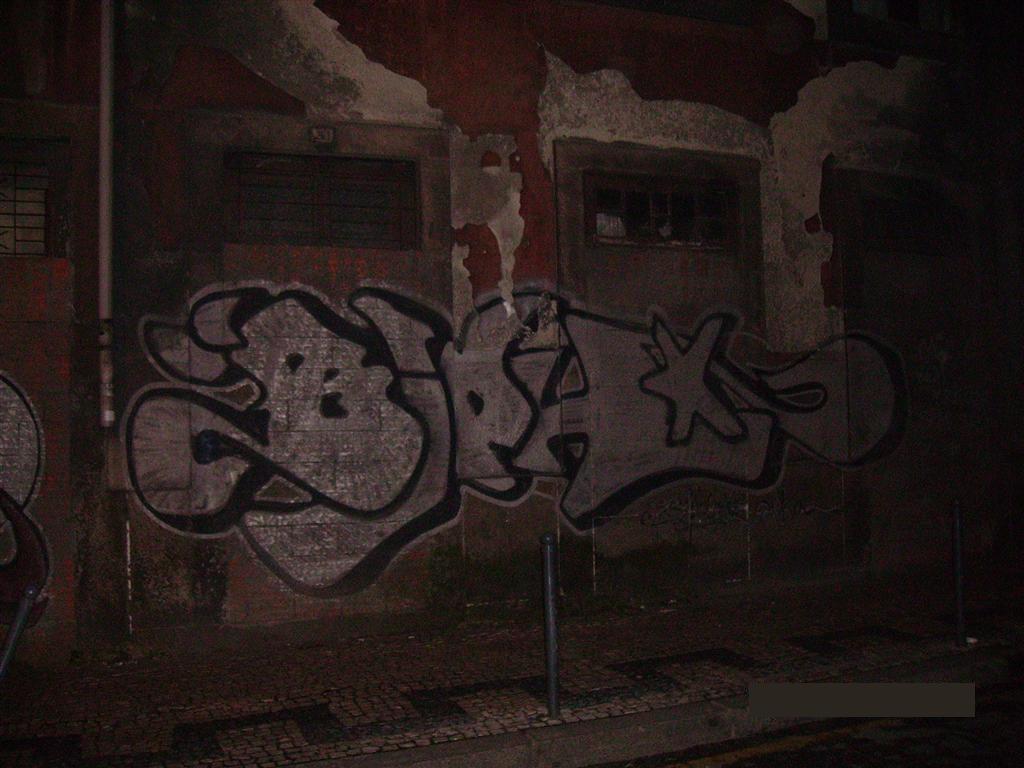 [Biph+Bombing+Graffiti+Porto.JPG]