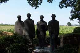 Monument op de Duitse begraafplaats in Langemark