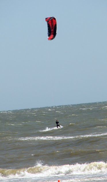 [kite+surfing+in+the+water.jpg]