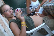 ovviamente quello che sta bevendo la Perassoli è solo coca..........................hihihi.........