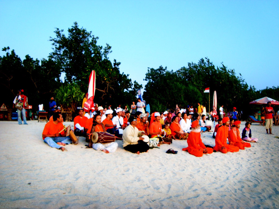 [kuta+karnival4+beach+colour.jpg]