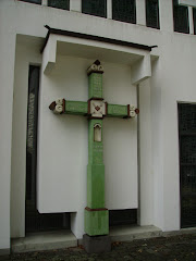 Kreuz auf dem Vorplatz der Kirche