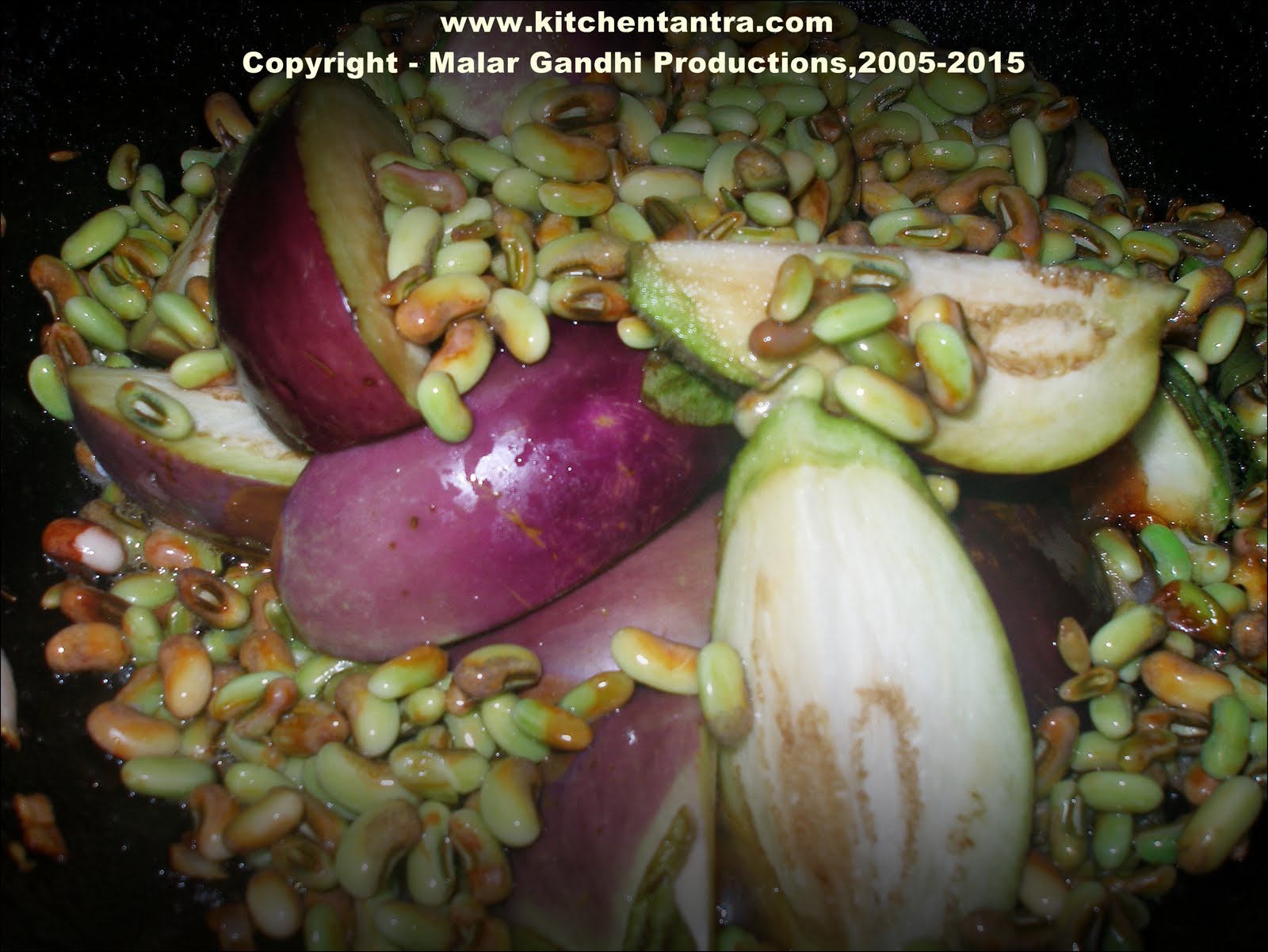 Kathirikai Karamani Kara Kuzhambu / Brinjal n Fresh Kidney Beans