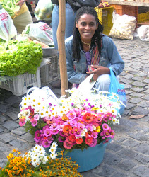 Esposa com flores na feira.