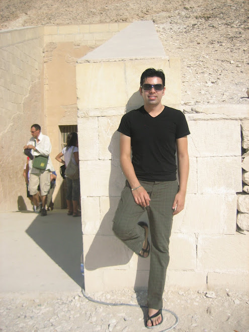 Aqui stoy ajuera de la tumba de quien sabe que faraon!!!