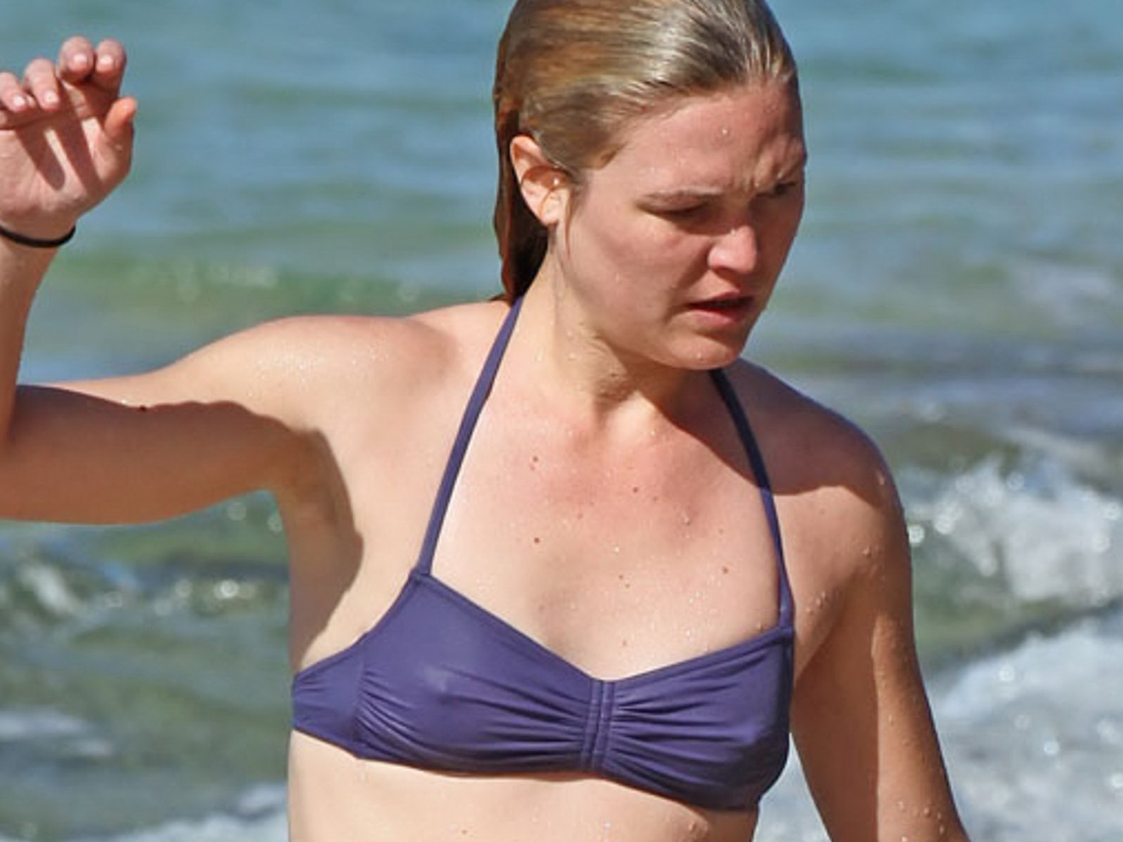 http://4.bp.blogspot.com/_NRGPIrDtEg8/TT_utm-dWeI/AAAAAAAAAuQ/qiSHGm0pT8Q/s1600/Julia_Stiles_Sexy_Bikini_Maui_2.jpg