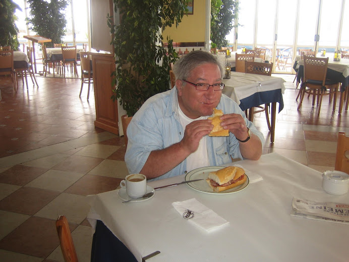 Rolf desayunando