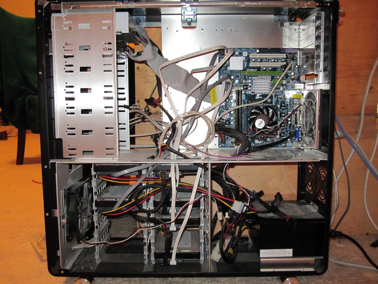 [Fileserver+insides.JPG]