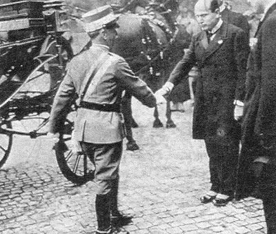 http://4.bp.blogspot.com/_NfNYD8bJzzM/SMWfNbyn0mI/AAAAAAAABTI/VyGNKUPJ5Jw/s400/Vittorio_Emanuele_III_incontra_Mussolini.jpg