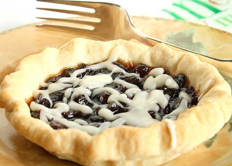 Mince Pies with Brandy Glaze Sprinkled with Flour