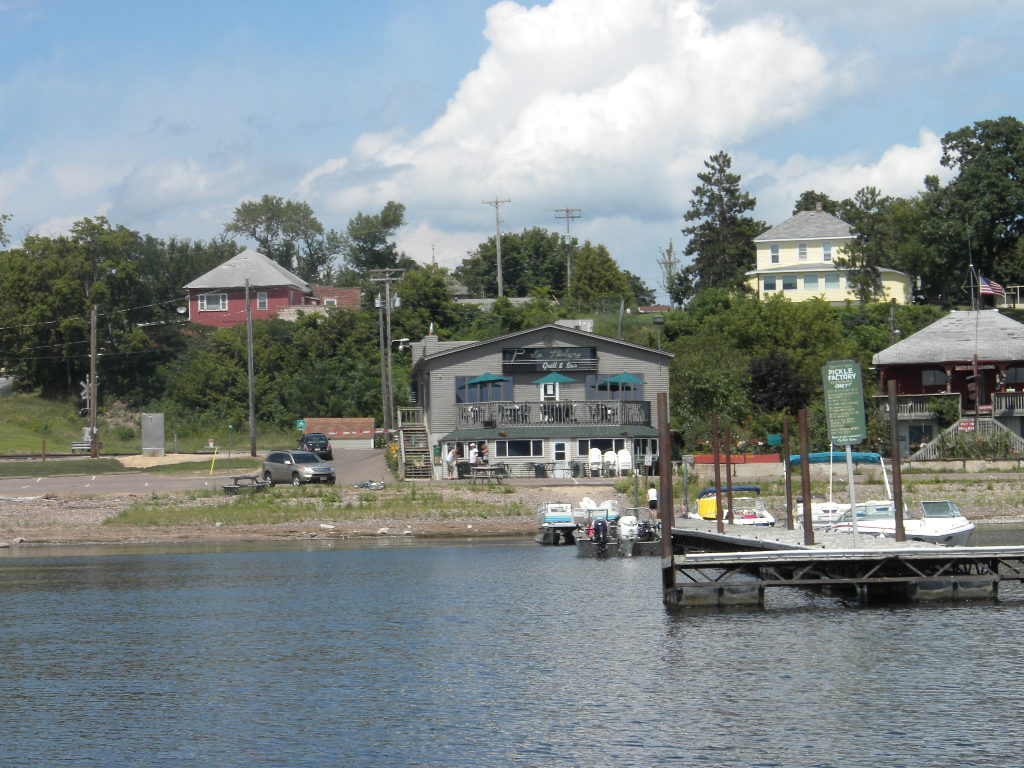 Houseboating Excursions in the Mississippi River Valley Cruise to