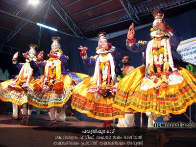 Pakuthippurappadu (Pakuthi Purappadu: Kalakendram Hareesh, Kalamandalam Rajeevan, Kalamandalam Prashanth, Kalamandalam Arun. Pakuthippurappadu (Pakuthi Purappadu: Kalakendram Hareesh, Kalamandalam Rajeevan, Kalamandalam Prashanth, Kalamandalam Arun.