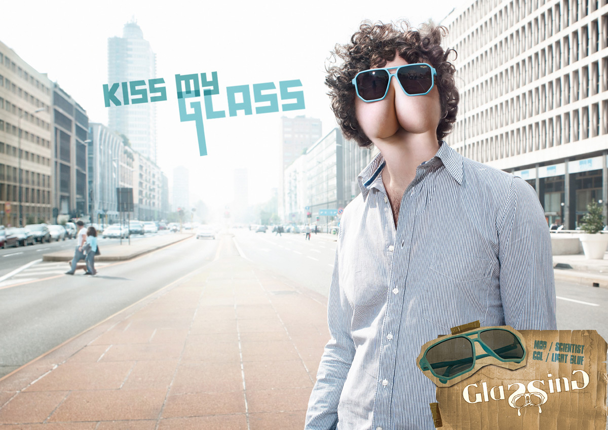 Glasses kiss