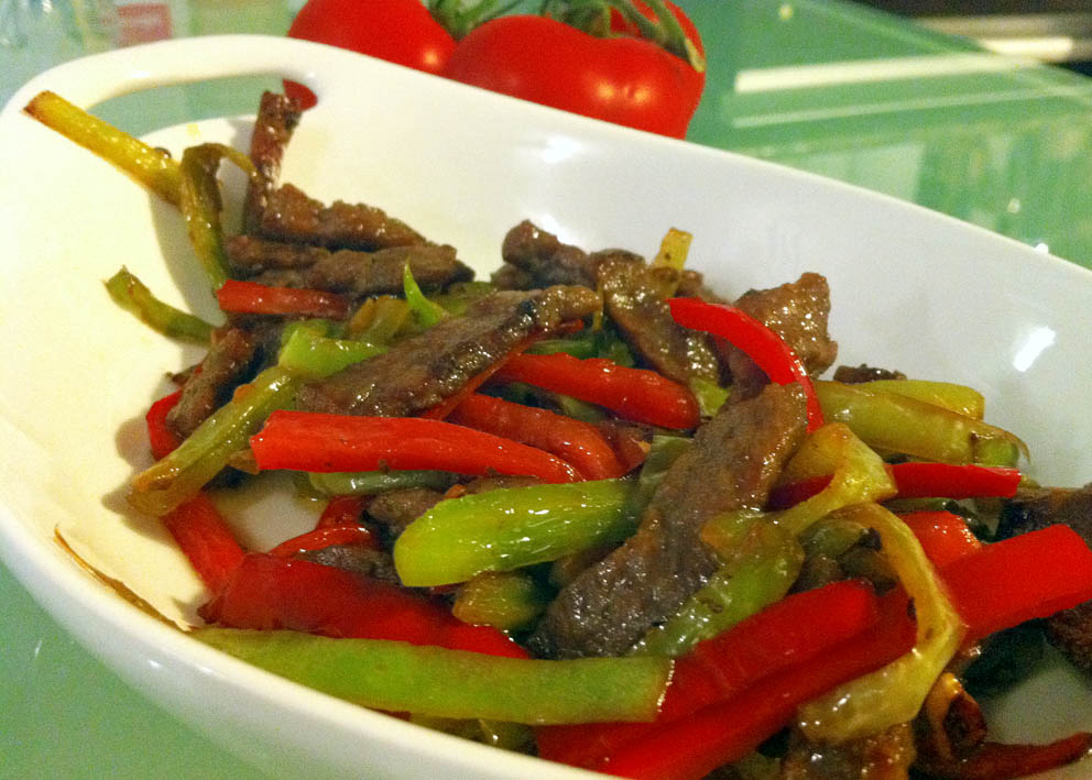 Renk Mutfağı sebzeli thai et (acılı ve soya soslu)