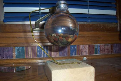 Creative and Cool Ways To Reuse Old Light Bulbs (30) 2