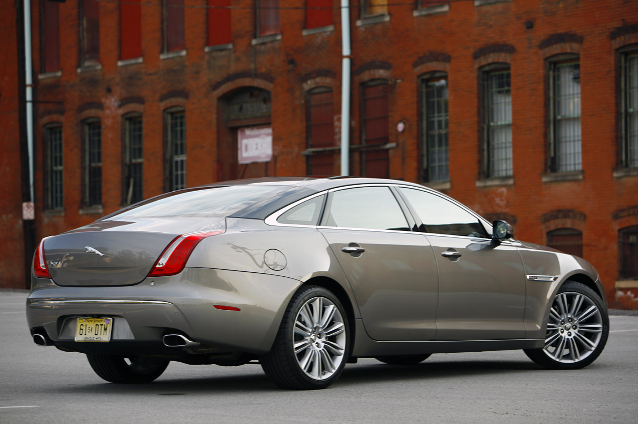 http://4.bp.blogspot.com/_NpeIbAsXPso/TG2GDNAogLI/AAAAAAAAHEU/Xi2WFRdGkJE/s1600/Jaguar+XJL+07.jpg